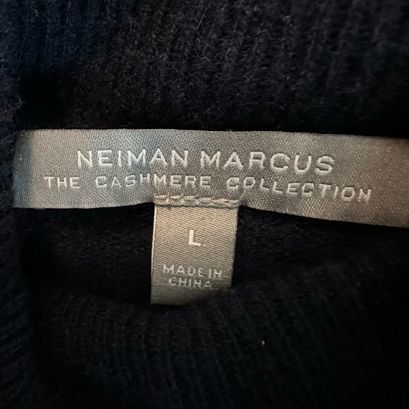 Neiman Marcus 100% Cashmere Turtleneck
Long Sleeve Sweater Large - Picture 6 of 9